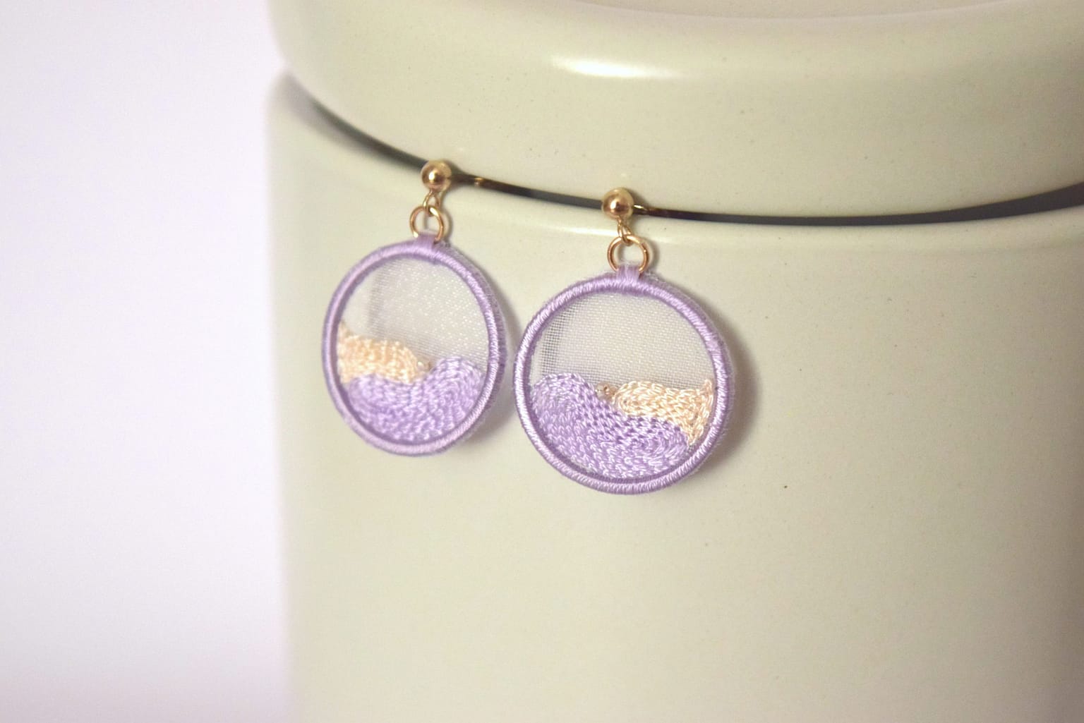 Boucles d'oreilles brodées de fils et de perles sur organza
