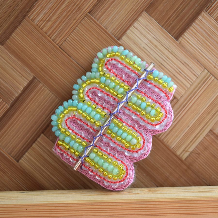 Broche-Arlequin-rose-perles