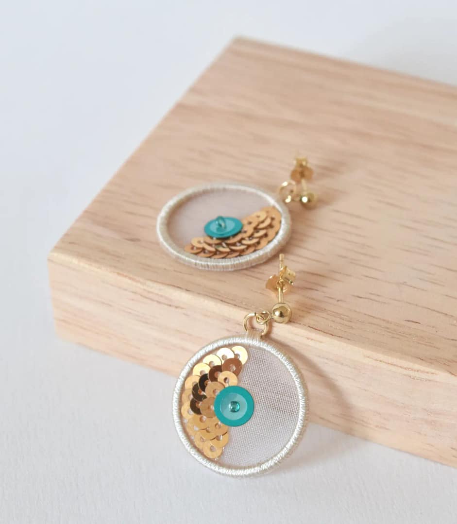 Boucles d'oreilles brodées de paillettes sur organza